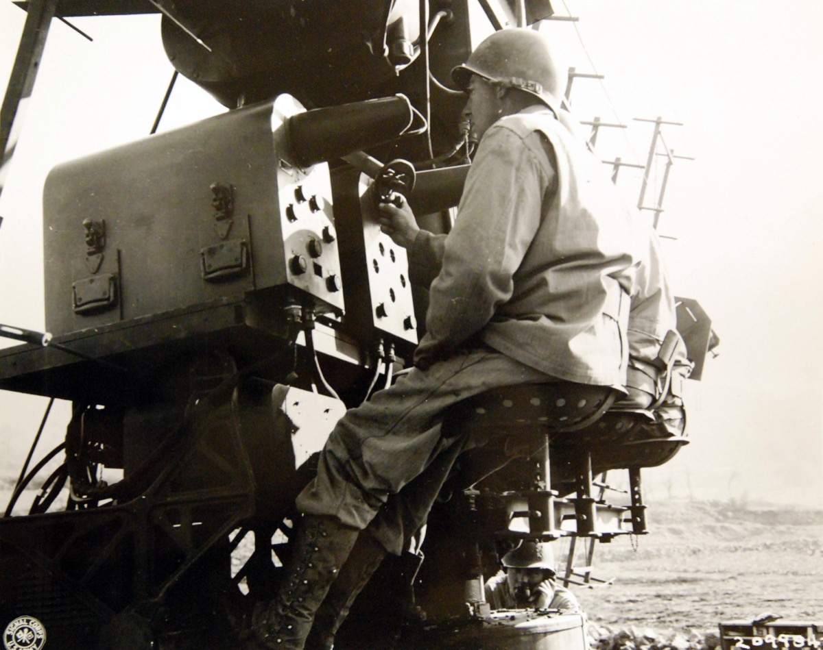 Trois opérateurs radar de l'armée américaine surveillent des écrans à oscilloscope (portée, azimut, élévation) sur un radar SCR-268, Italie, Seconde Guerre mondiale.